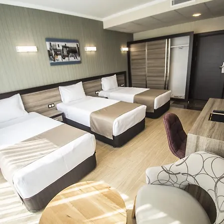 Hotel The Corner 3*