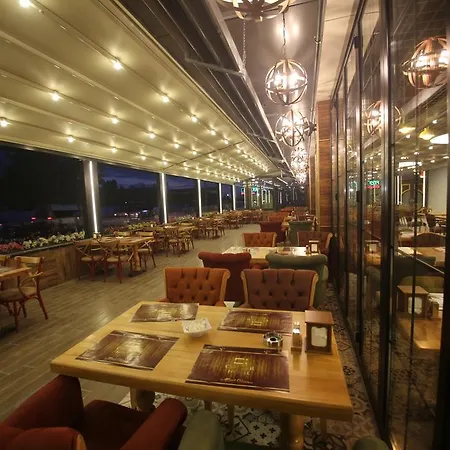 Hotel The Corner 4*