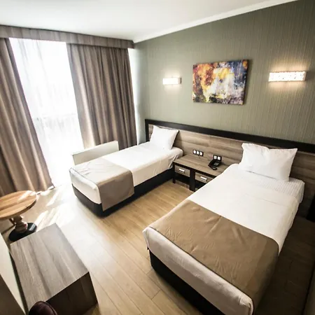 The Corner Hotel 3*